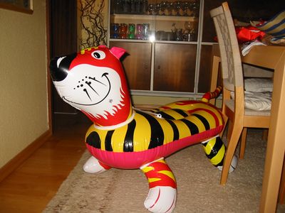 Aufblasbarer Tiger aus Kunststoff in einem Wohnzimmer.