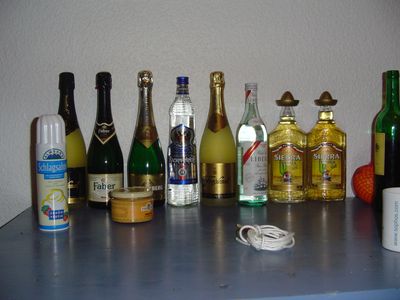 Sekt-, Schnaps- und Likörflaschen aufgereiht auf einem Tisch.