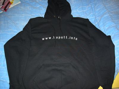 Schwarzer Kapuzenpullover mit dem Aufdruck www.kaputt.info auf einem Bett.