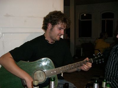 Mann spielt Gitarre.