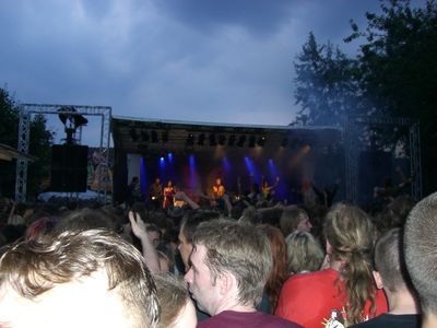 Open-Air-Bühne in der Abenddämmerung, davor das Publikum.