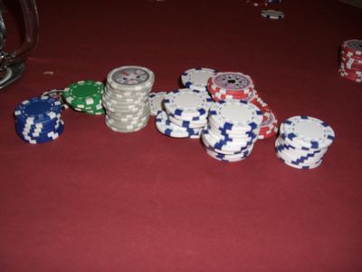 Pokerchips auf einem roten Spieltisch.